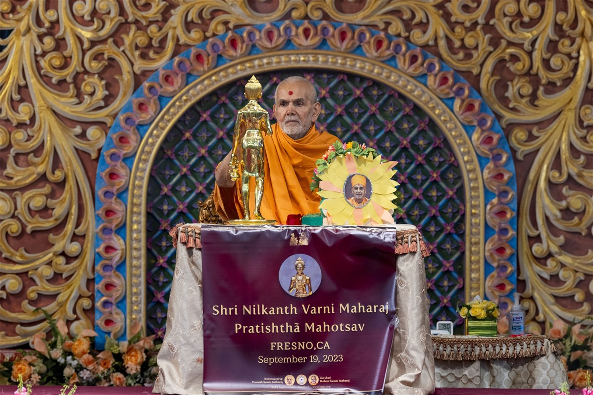 Swamishri performs the murti-pratishtha rituals of Shri Nilkanth Varni for BAPS Shri Swaminarayan Mandir, Fresno, CA
