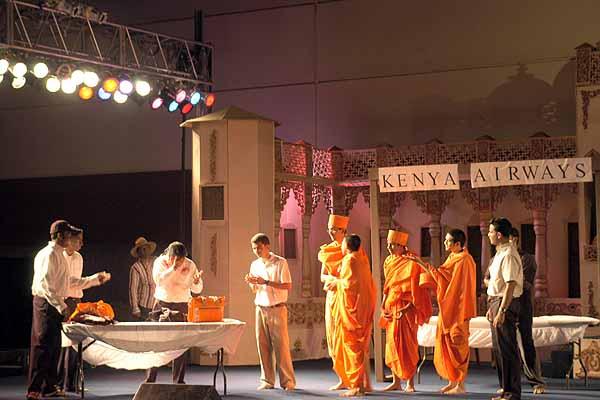 Kishores perform a drama about Swamishri�s qualities 	