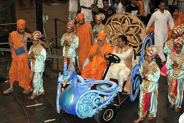 Balaks and Kishores welcome Swamishri on a Dharmarath 