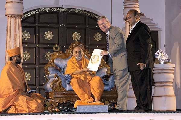 Swamishri receives a proclamation from Hon. Buddy Dyer, Mayor of Orlando 