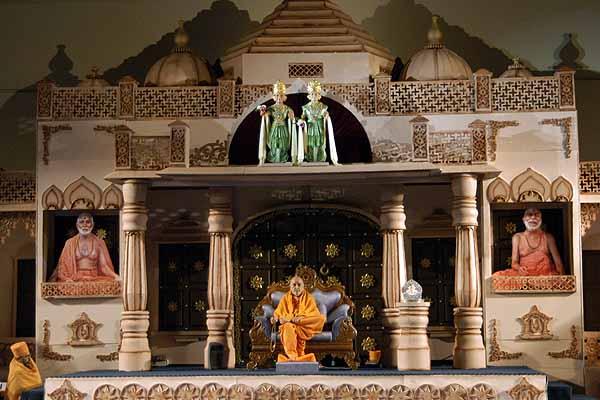 Swamishri seated in the Guru Purnima assembly 	