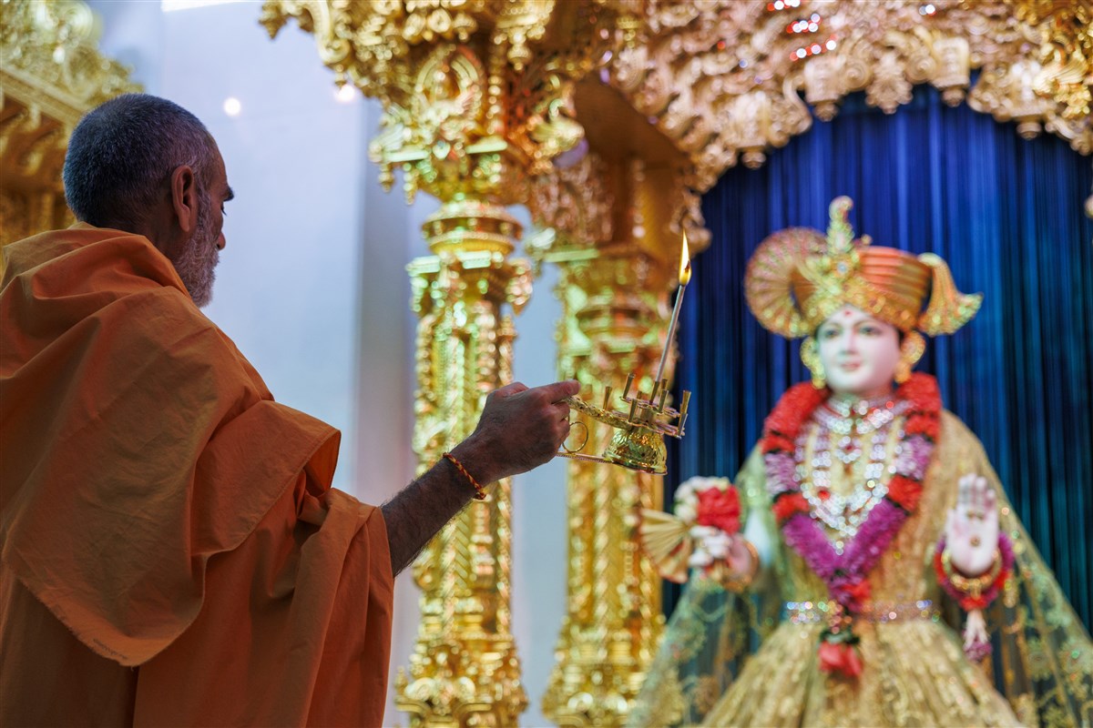 Pujya Anandswarupdas Swami performs the mangla arti