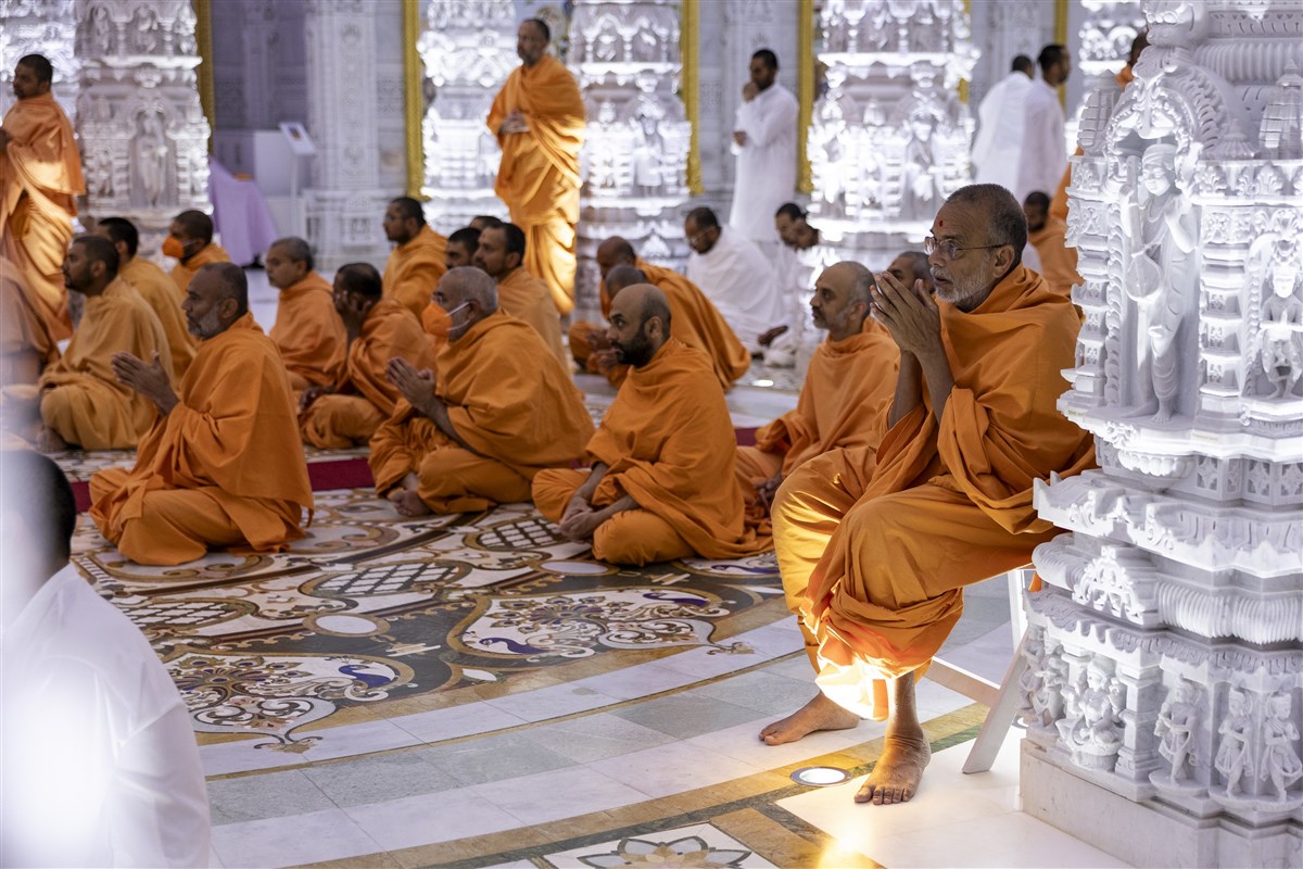 Swamis participate in the arti