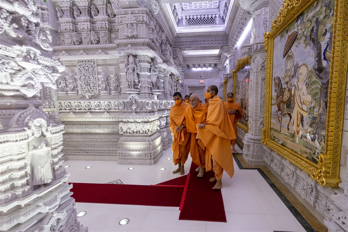 Param Pujya Mahant Swami Maharaj arrives for the darshan of Thakorji