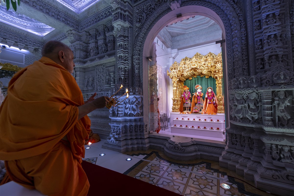 Sadguru Pujya Ishwarcharandas Swami performs the morning arti