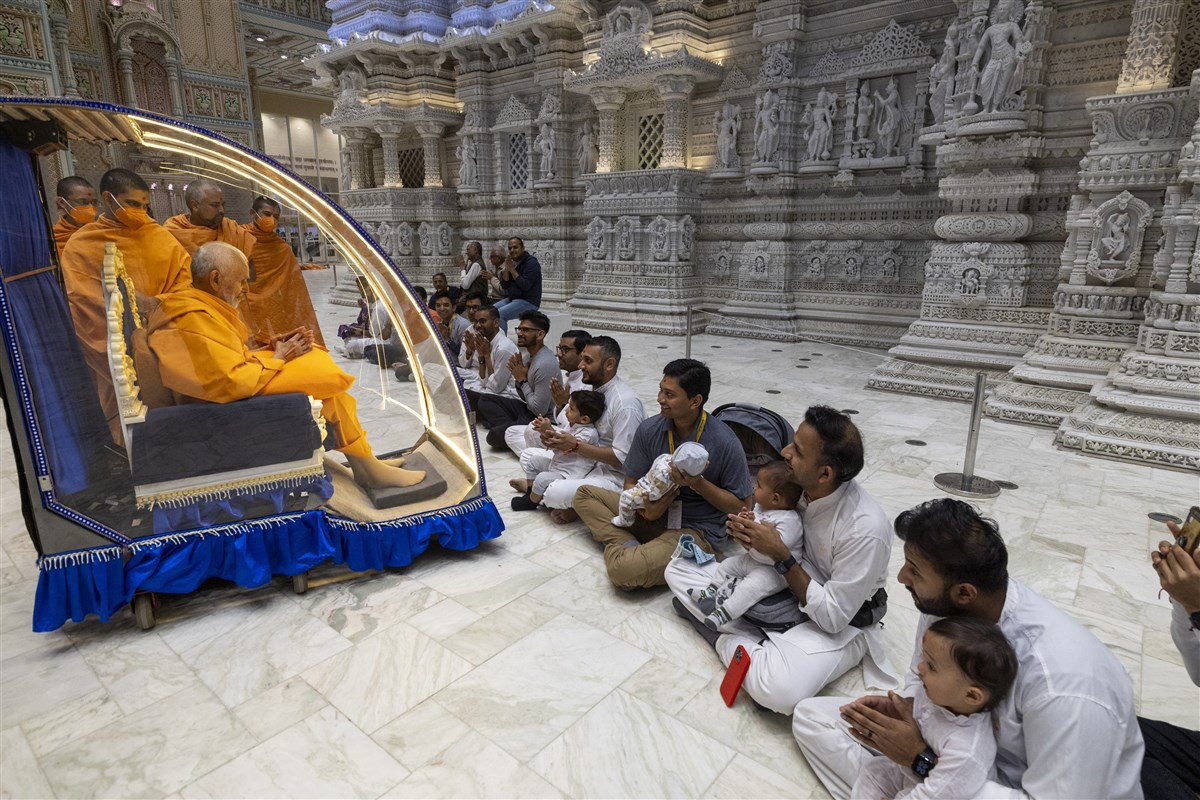 Swamishri greets devotees and children