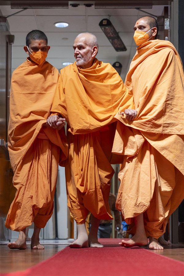Swamishri arrives for his morning puja