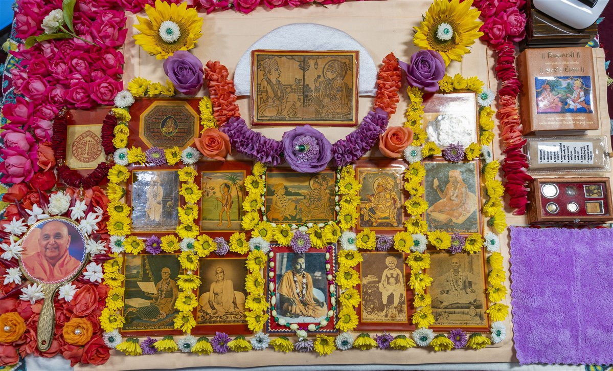 Murtis in Swamishri's puja