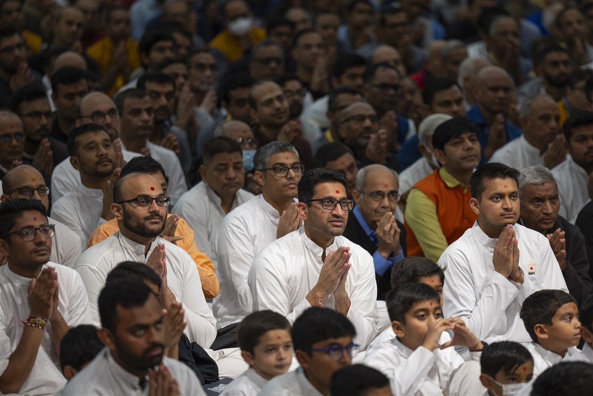 Devotees engrossed in the darshan of Swamishri