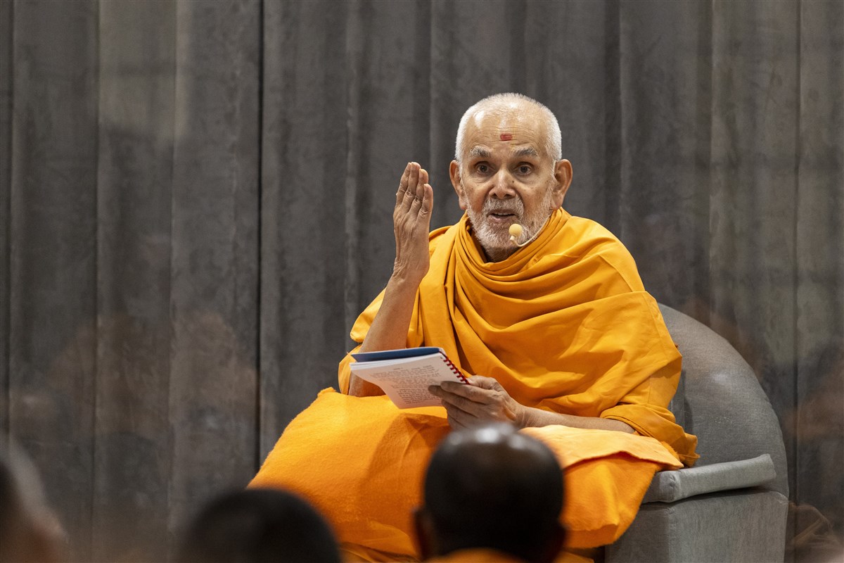 Swamishri addresses the afternoon assembly