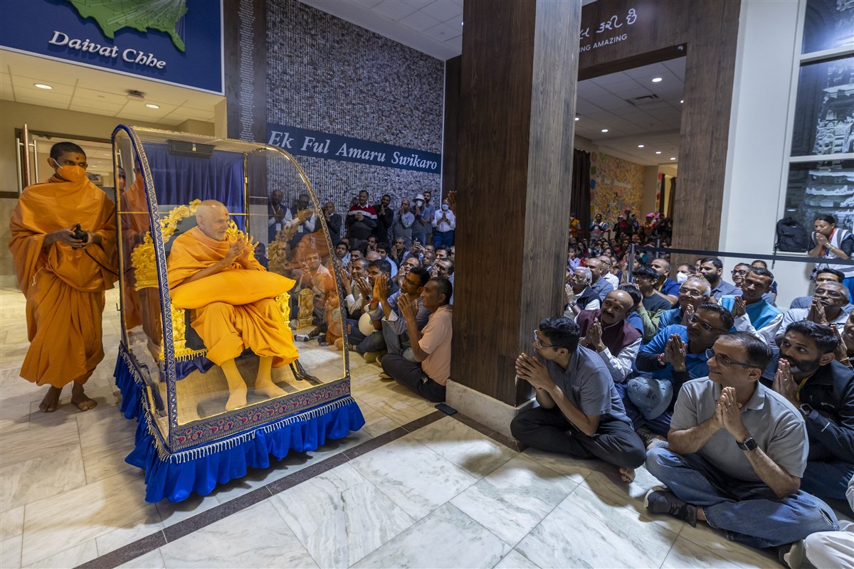Swamishri greets devotees in the evening