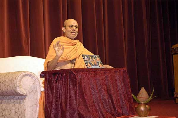 Kishori Din, July 13, 2004 -  Pujya Viveksagar Swami delivers the evening parayan