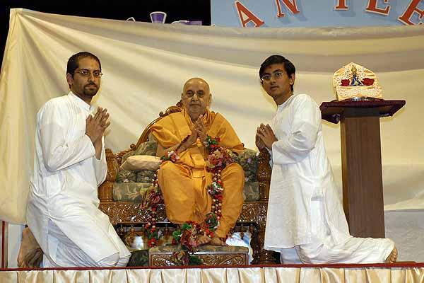 Kishori Din, July 13, 2004 - Kishore karyakars offer a garland made by the kishori mandal to Swamishri 
