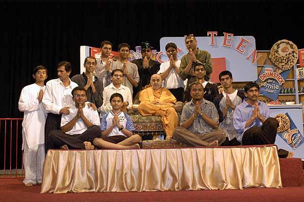 Kishori Din, July 13, 2004 - Swamishri and the kishores who participated in the drama 