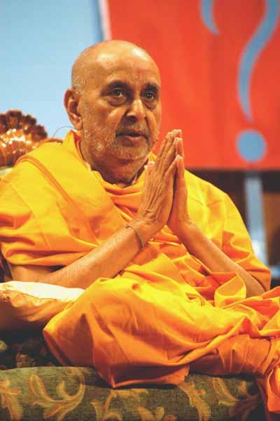 Kishori Din, July 13, 2004 -  Swamishri remembers God before beginning his blessings 