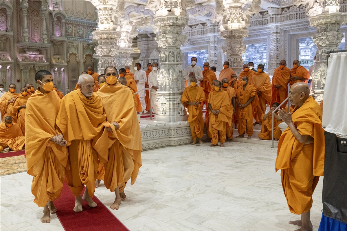 Sadguru Tyagvallabhdas Swami greets Swamishri