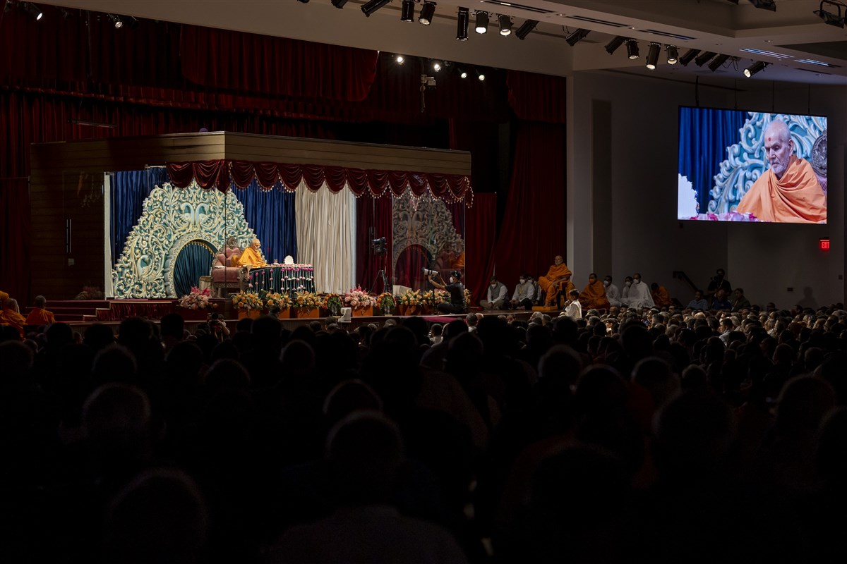 Devotees participate in Swamishri's puja