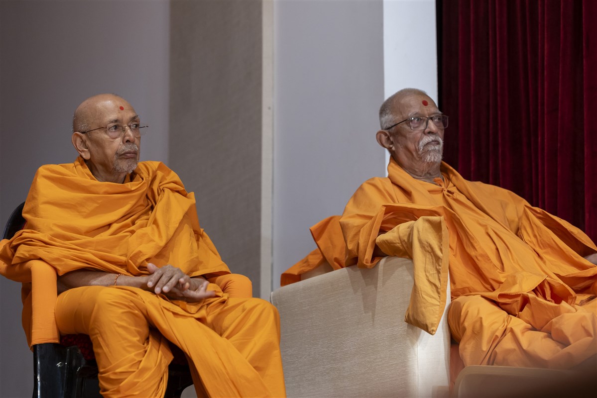 Sadguru Pujya Swayamprakashdas Swami and Sadguru Pujya Tyagvallabhdas Swami engrossed in puja darshan