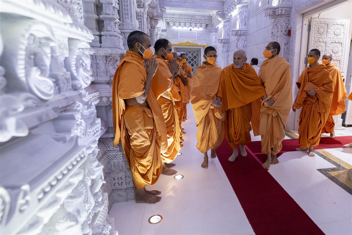 Param Pujya Mahant Swami Maharaj arrives for the darshan of Thakorji