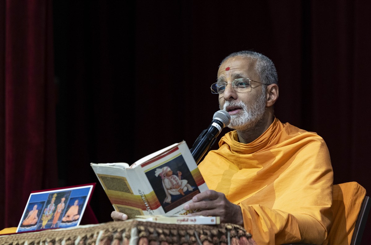 Pujya Priyavratdas Swami addresses the assembly before Swamishri's puja