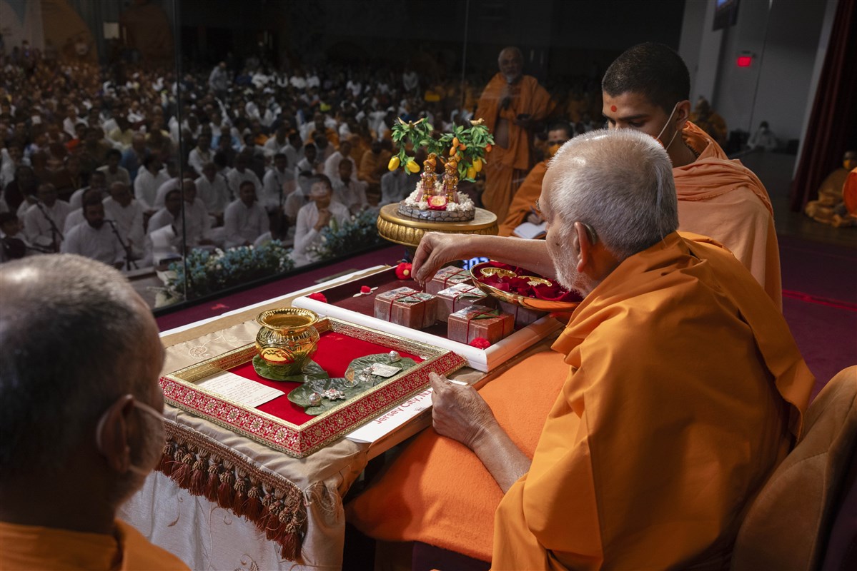 Swamishri performs the Ishtika Pujan Vidhi for the new BAPS Shri Swaminarayan Mandir, Boston, MA
