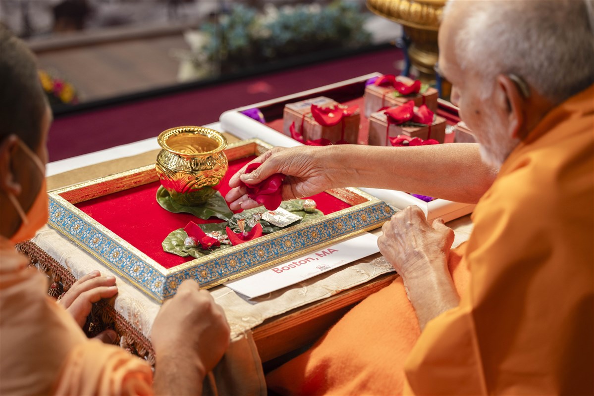 Swamishri sanctifies yantras for the new BAPS Shri Swaminarayan Mandir, Boston, MA