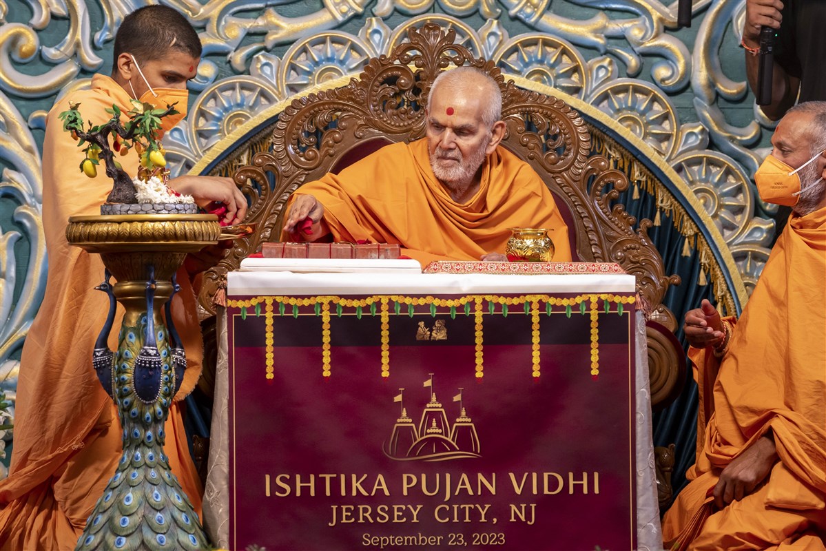 Swamishri performs the Ishtika Pujan Vidhi for the new BAPS Shri Swaminarayan Mandir, Jersey City, NJ
