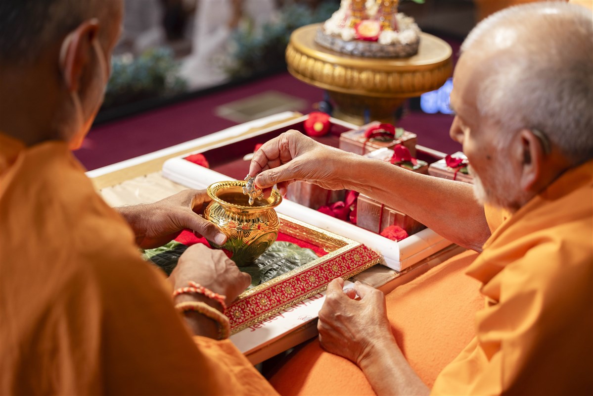 Swamishri sanctifies yantras for the new BAPS Shri Swaminarayan Mandir, Jersey City, NJ
