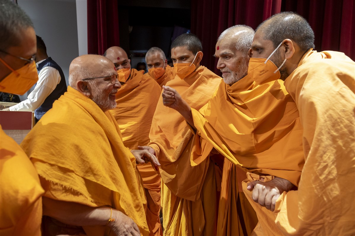 Swamishri in conversation with Sadguru Ghanshyamcharandas Swami