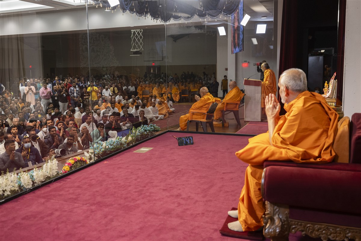 Swamishri greets devotees with folded hands<br>For more information and photos of the event, please <a href='https://www.baps.org/News/2023/Indian-Community-Day-Celebration-24145.aspx' target='blank' style='text-decoration:underline; color:blue;' >click here</a>