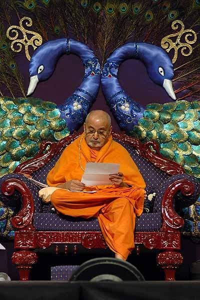 Swamishri writes a letter to a devotee 