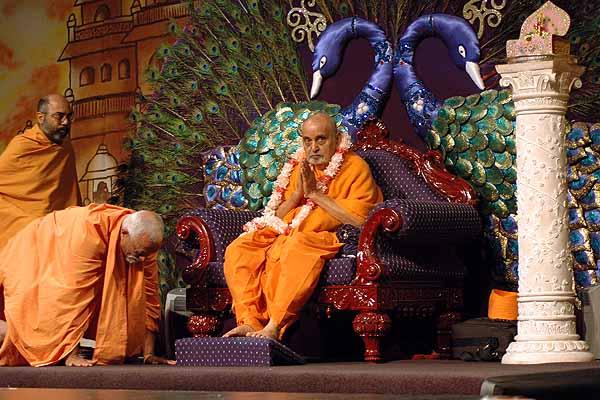 Pujya Doctor Swami presents a garland to Swamishri 