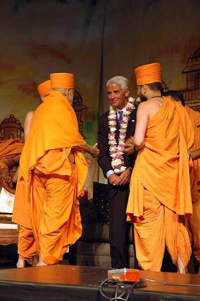 Swamishri meets with Attorney General Charlie Crist 