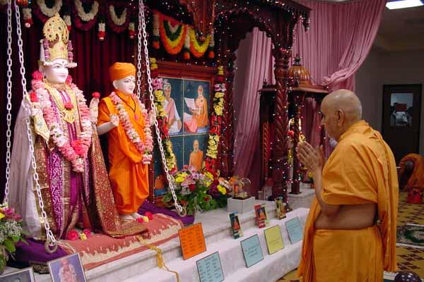  	Swamishri has darshan of Shri Akshar Purushottam Maharaj 
