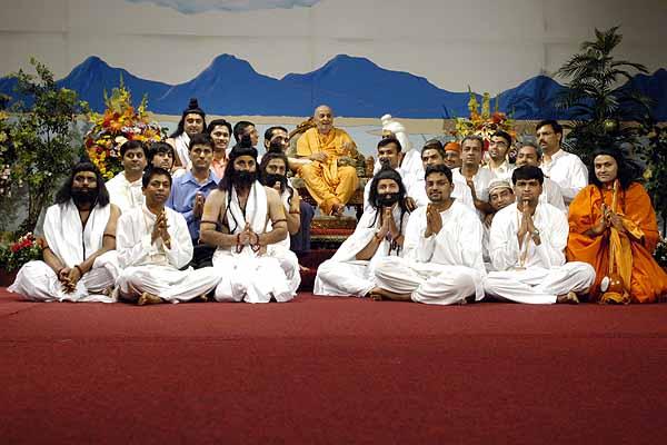  Swamishri with the yuvaks who participated in the drama 