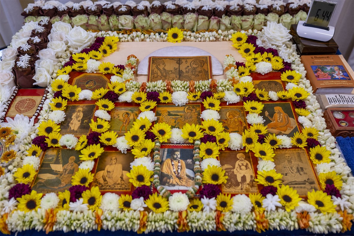 Murtis in Swamishri's puja