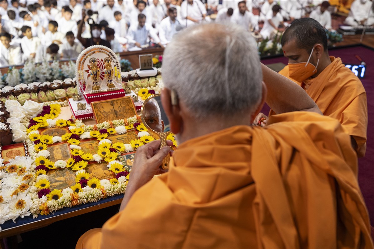 Swamishri applies a tilak on his forehead
