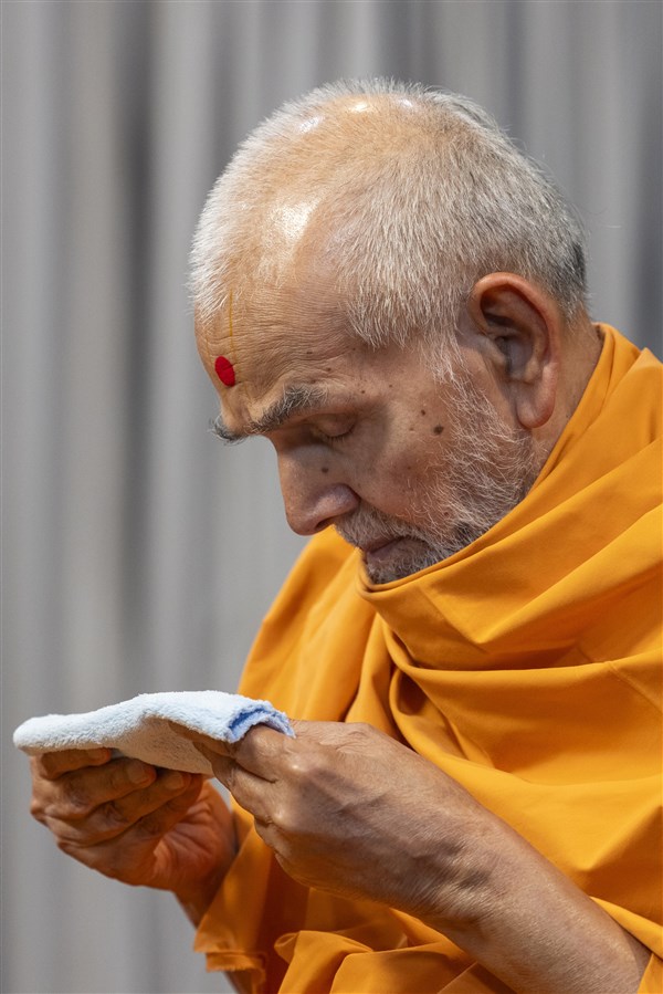 Swamishri perfects the chandlo by removing the surplus kumkum powder