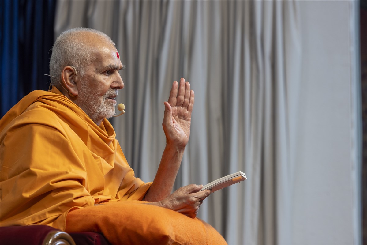 Swamishri delivers the morning discourse