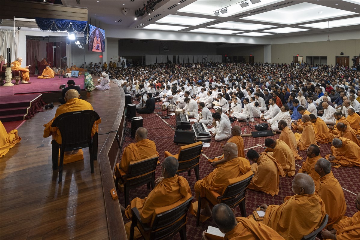 Devotees attentively listen to Swamishri's discourse