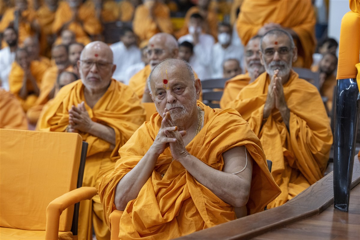 Sadguru Pujya Ishwarcharandas Swami, Sadguru Pujya Ghanshyamcharandas Swami and Pujya Anandswarupdas Swami engrossed in darshan of Swamishri