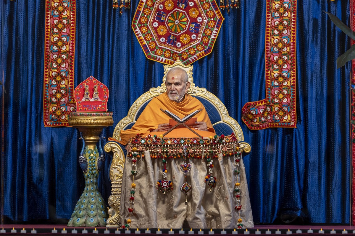 Swamishri delivers a discourse in the evening assembly<br>For more information and photos of the event, please <a href='https://www.baps.org/MediaGallery/photogallery.aspx?galleryId=28003' target='blank' style='text-decoration:underline; color:blue;' >click here</a>