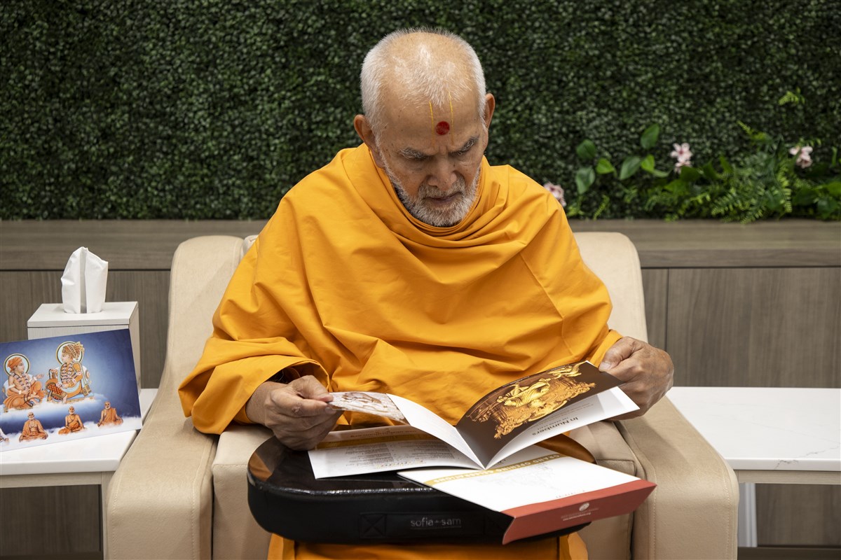 Swamishri reads the BAPS Swaminarayan Akshardham invitation card