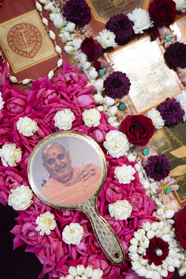 Murti of Pramukh Swami Maharaj behind the mirror
