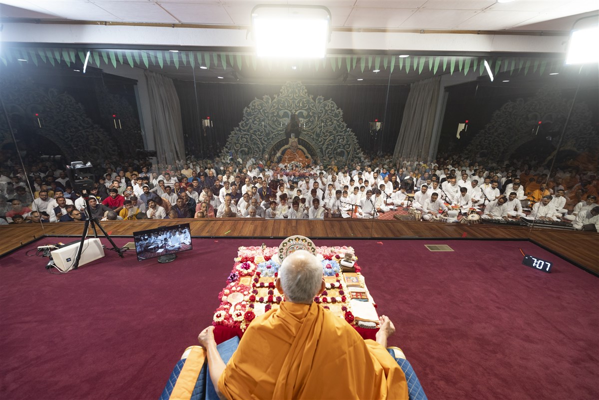 Swamishri meditates while devotees sing devotional songs