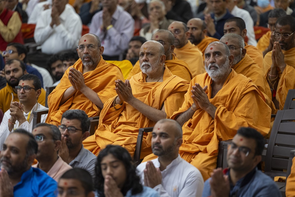 Swamis engrossed in Swamishri's darshan