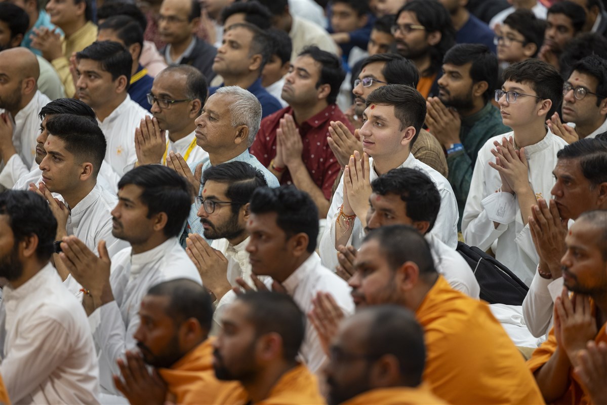 Devotees engrossed in Swamishri's darshan