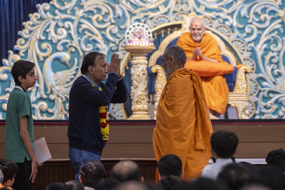 Pujya Anandswarupdas Swami honors a guest