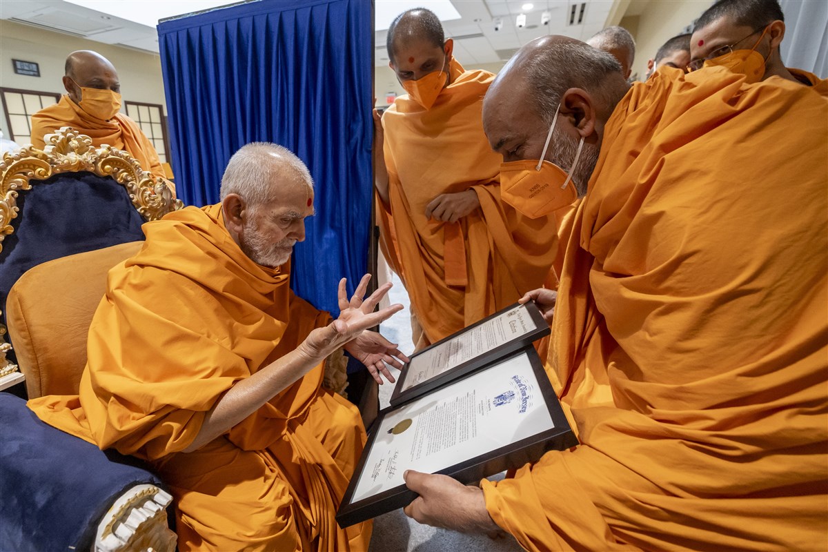 Swamishri observes citations awarded to Pujya Gyanvatsaldas Swami