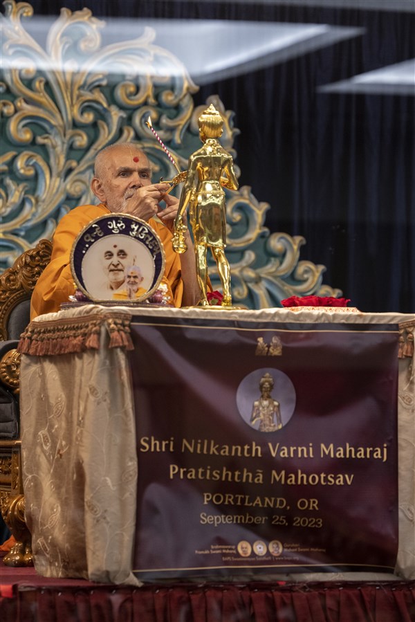 Swamishri performs the murti-pratishtha rituals of Shri Nilkanth Varni for BAPS Shri Swaminarayan Mandir, Portland, OR
